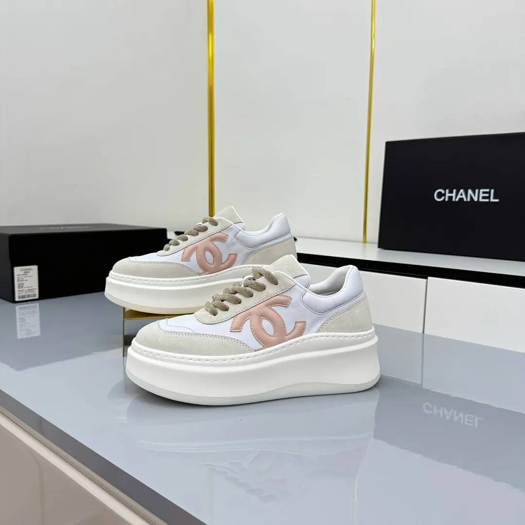 👟👟Ex-factory price 660👟👟 Top version! Chanel Chanel panda shoes! 2025 counter's top casual sports shoes. This classic design; the upper is electro-embroidered with a variety of techniques; the outsole is fashionable and sporty; the unusual inclusion of a variety of color matching elements... The diversified mix and match is very good-looking and versatile, and can be used for leisure, fashion, sports, and outdoor... ꫛꫀꪝ Go➫ Materials: ❶Upper made of: original imported first-layer silk cowhide + original waterproof cloth + original first-layer cowhide ❷Inner lining: Original Yangli+wang ❸ Outsole based on: Original TPU combination outsole Counter boutique packaging complete set for women 35–41